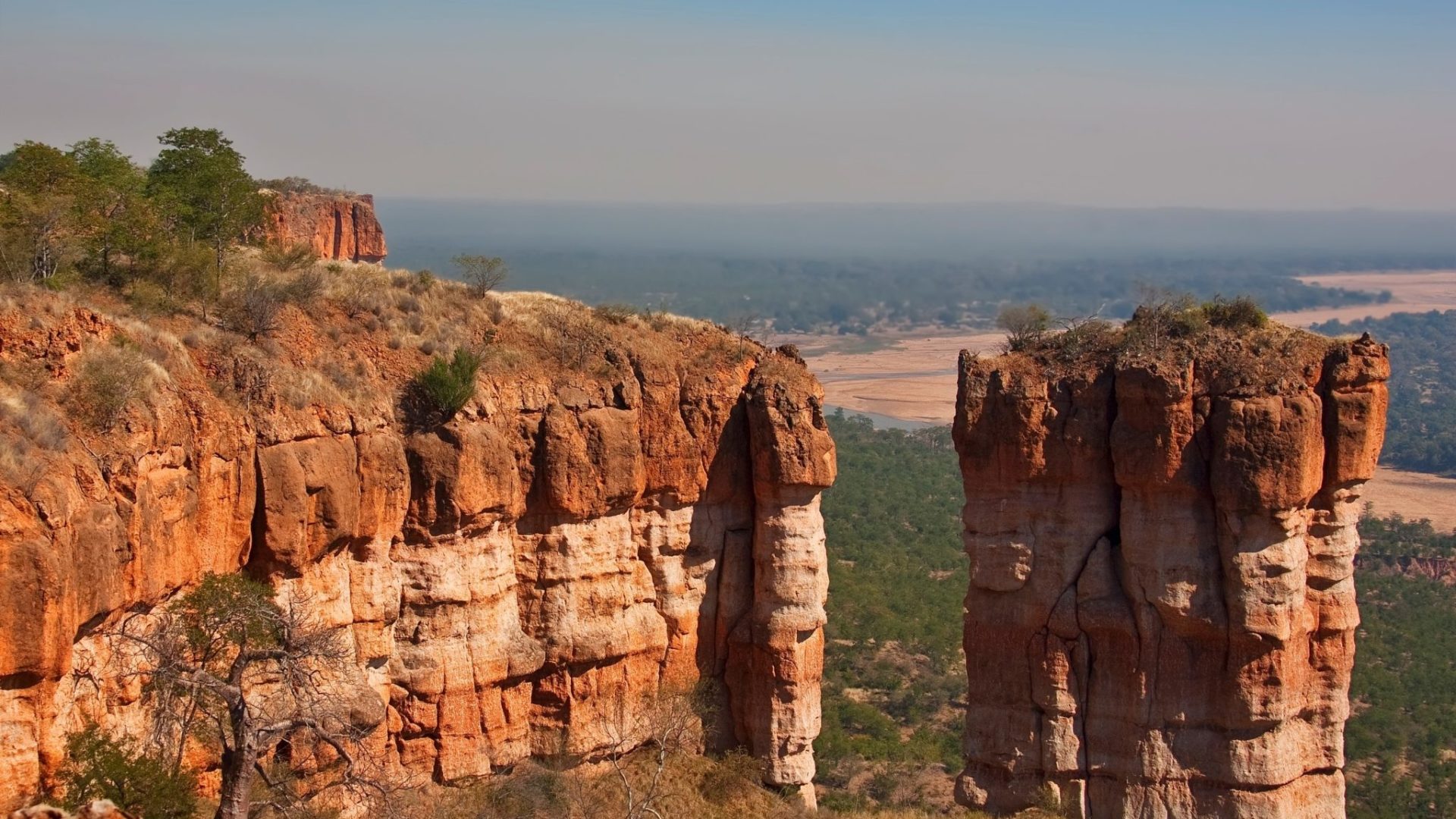 chilo gorge gonarezhou cliffs