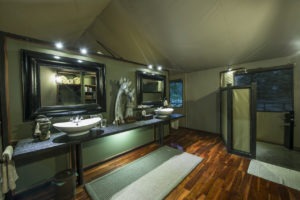 botswana okavango delta chitabe camp bathroom