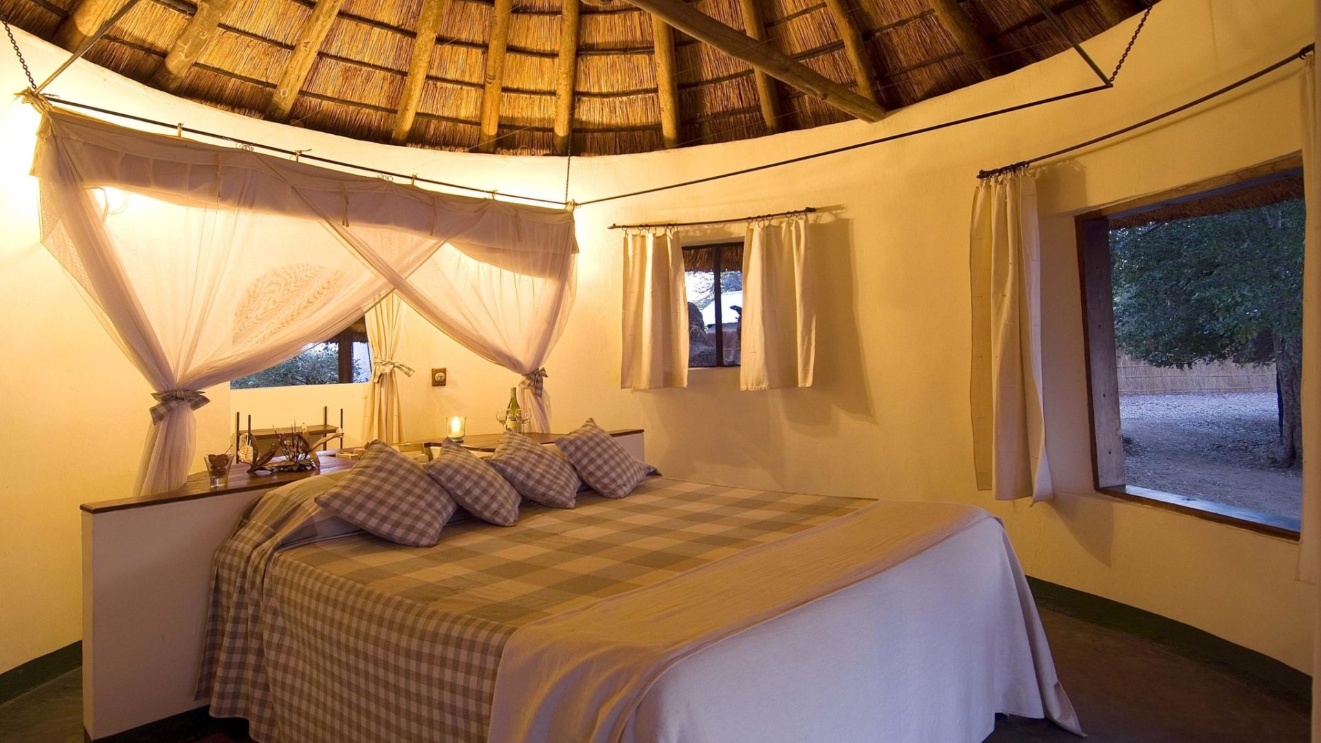 zambia south luangwa national park nsefu camp 14